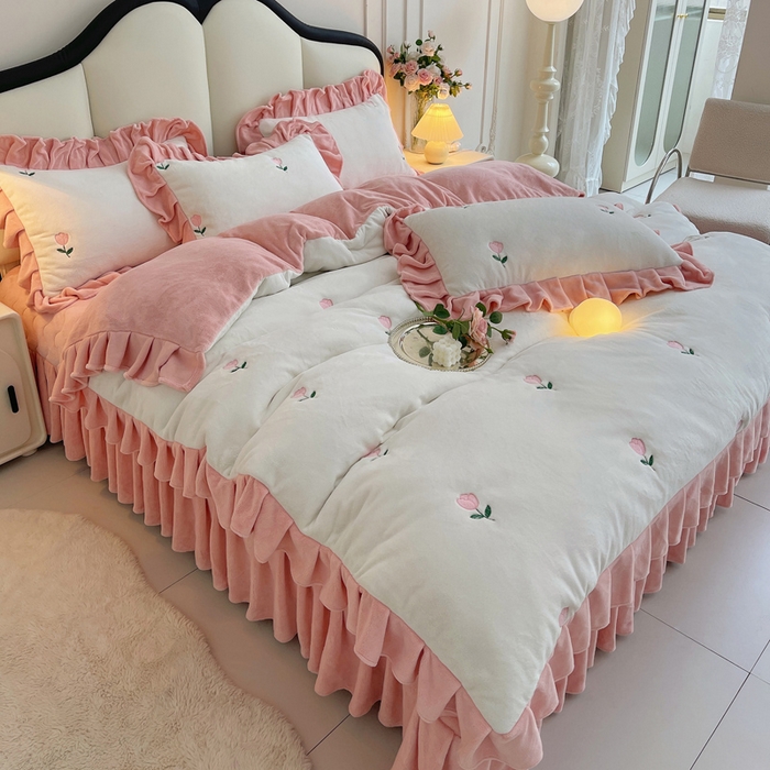 91家纺网 家纺一手货源 找家纺 茉保家纺 2025新款高克重9.5斤婴儿绒牛奶绒绣花夹棉床盖四件套 郁金香-白拼粉