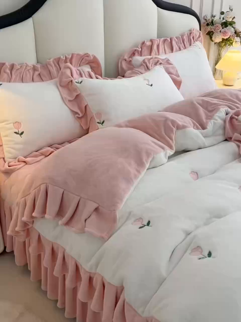 91家纺网 家纺一手货源 找家纺 茉保家纺 2025新款高克重9.5斤婴儿绒牛奶绒绣花夹棉床盖四件套 郁金香-白拼粉