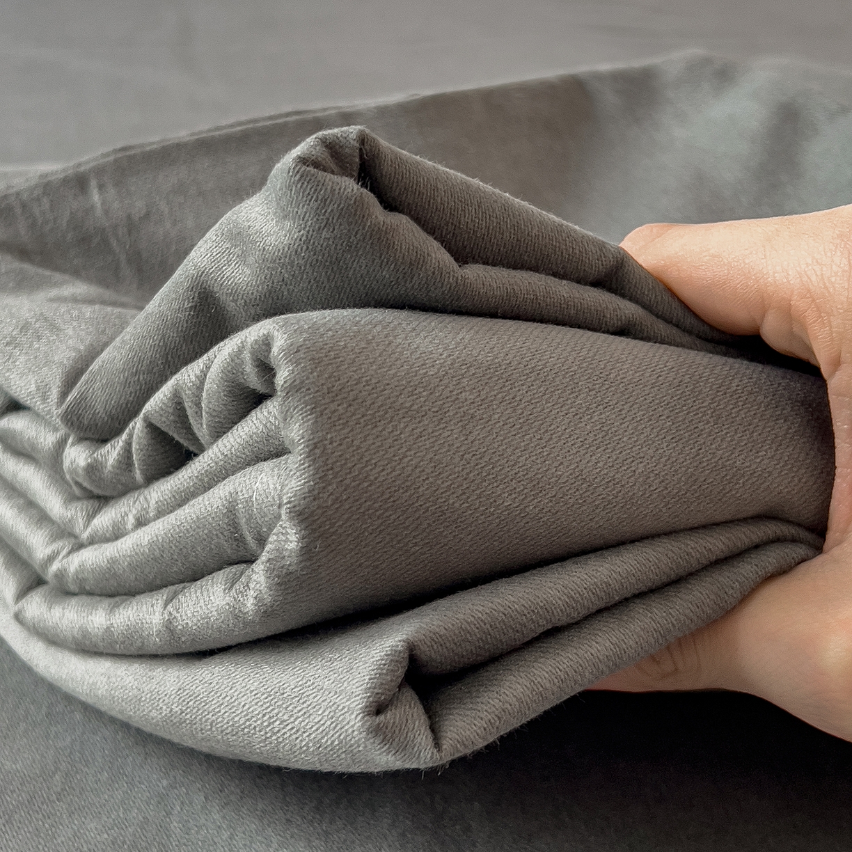 91家纺网 家纺一手货源 找家纺 芃成家纺 2025新款原棉生态磨毛单床单 高级灰