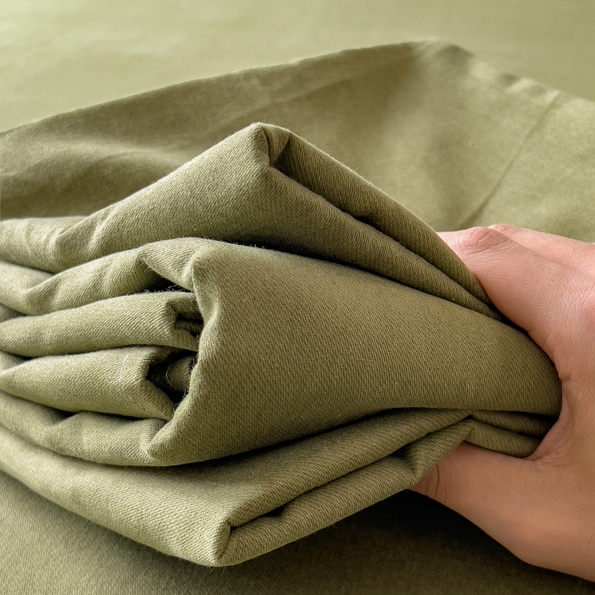 91家纺网 家纺一手货源 找家纺 芃成家纺 2025新款原棉生态磨毛单床单 松针绿