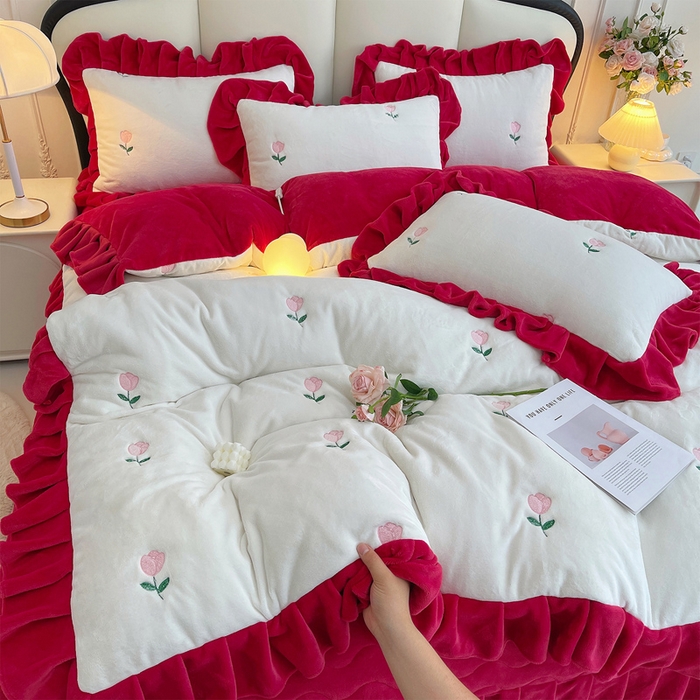 91家纺网 家纺一手货源 找家纺 茉保家纺 2025新款高克重9.5斤婴儿绒牛奶绒绣花夹棉床盖四件套 郁金香-白拼红