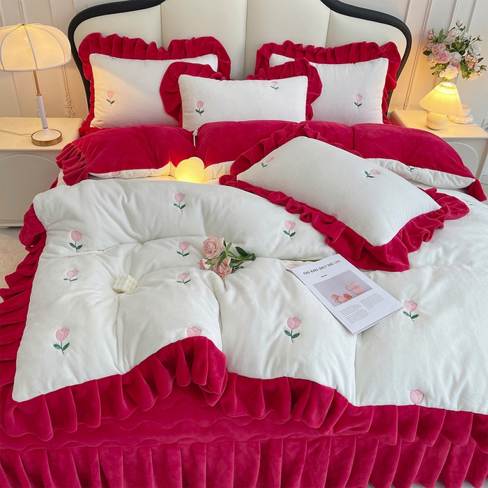 91家纺网 家纺一手货源 找家纺 茉保家纺 2025新款高克重9.5斤婴儿绒牛奶绒绣花夹棉床盖四件套 郁金香-白拼红