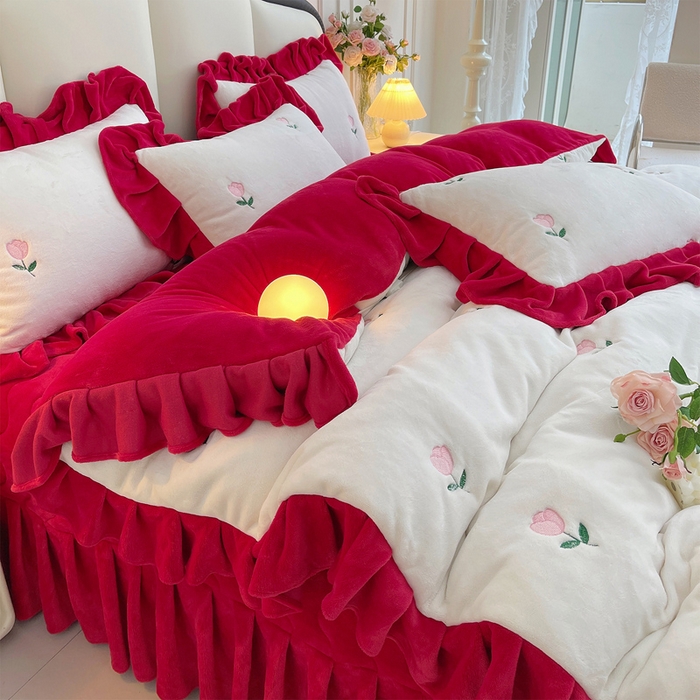 91家纺网 家纺一手货源 找家纺 茉保家纺 2025新款高克重9.5斤婴儿绒牛奶绒绣花夹棉床盖四件套 郁金香-白拼红