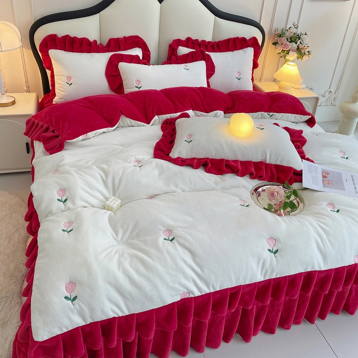 91家纺网 家纺一手货源 找家纺 茉保家纺 2025新款高克重9.5斤婴儿绒牛奶绒绣花夹棉床盖四件套 郁金香-白拼红