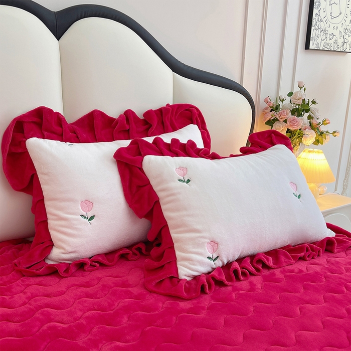 91家纺网 家纺一手货源 找家纺 茉保家纺 2025新款高克重9.5斤婴儿绒牛奶绒绣花夹棉床盖四件套 郁金香-白拼红