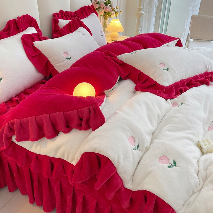 91家纺网 家纺一手货源 找家纺 茉保家纺 2025新款高克重9.5斤婴儿绒牛奶绒绣花夹棉床盖四件套 郁金香-白拼红