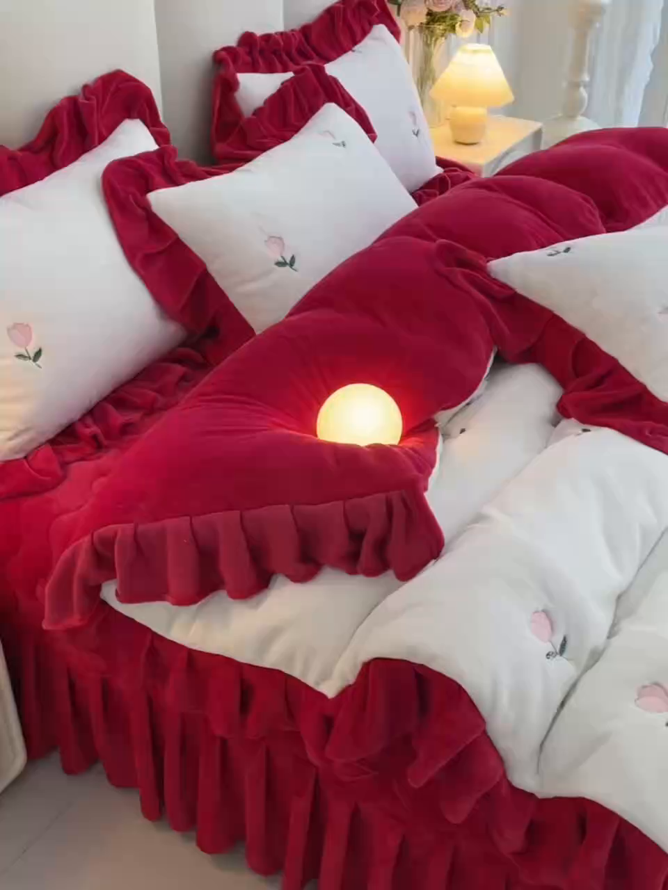 91家纺网 家纺一手货源 找家纺 茉保家纺 2025新款高克重9.5斤婴儿绒牛奶绒绣花夹棉床盖四件套 郁金香-白拼红