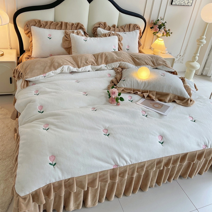 91家纺网 家纺一手货源 找家纺 茉保家纺 2025新款高克重9.5斤婴儿绒牛奶绒绣花夹棉床盖四件套 郁金香-白拼咖