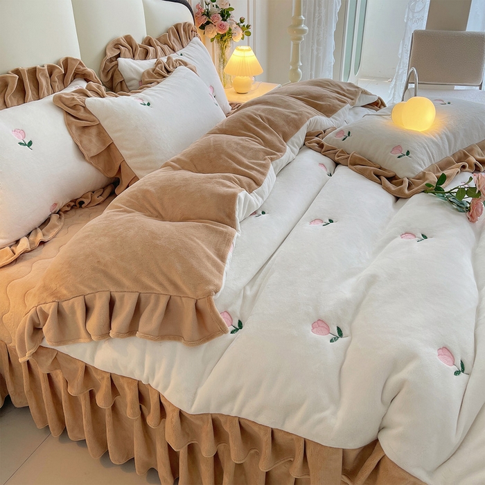 91家纺网 家纺一手货源 找家纺 茉保家纺 2025新款高克重9.5斤婴儿绒牛奶绒绣花夹棉床盖四件套 郁金香-白拼咖