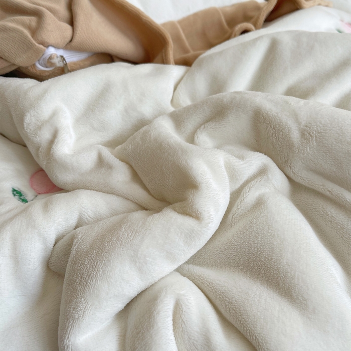 91家纺网 家纺一手货源 找家纺 茉保家纺 2025新款高克重9.5斤婴儿绒牛奶绒绣花夹棉床盖四件套 郁金香-白拼咖