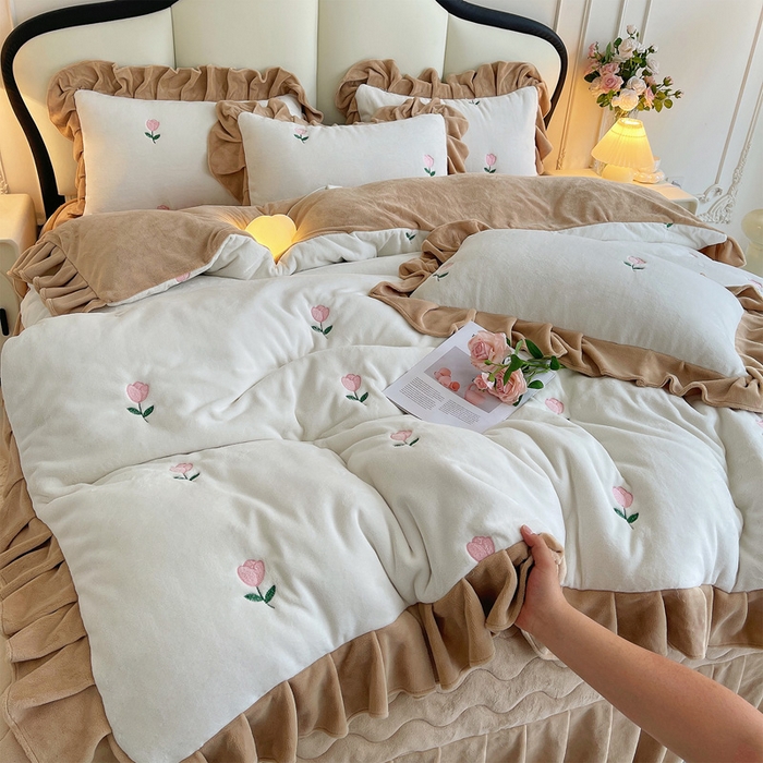 91家纺网 家纺一手货源 找家纺 茉保家纺 2025新款高克重9.5斤婴儿绒牛奶绒绣花夹棉床盖四件套 郁金香-白拼咖