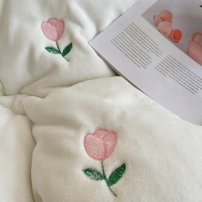 91家纺网 家纺一手货源 找家纺 茉保家纺 2025新款高克重9.5斤婴儿绒牛奶绒绣花夹棉床盖四件套 郁金香-白拼咖