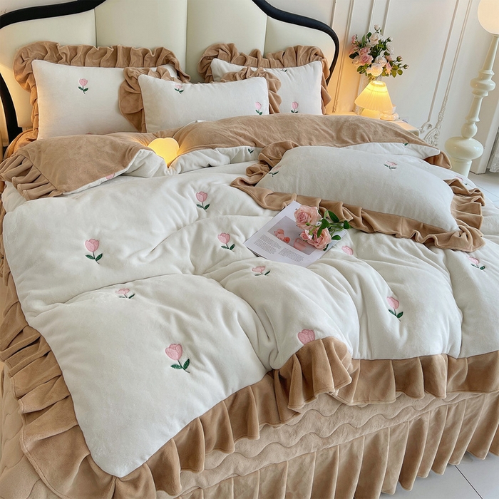 91家纺网 家纺一手货源 找家纺 茉保家纺 2025新款高克重9.5斤婴儿绒牛奶绒绣花夹棉床盖四件套 郁金香-白拼咖