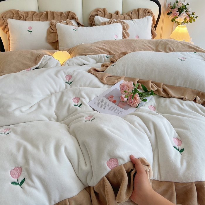 91家纺网 家纺一手货源 找家纺 茉保家纺 2025新款高克重9.5斤婴儿绒牛奶绒绣花夹棉床盖四件套 郁金香-白拼咖