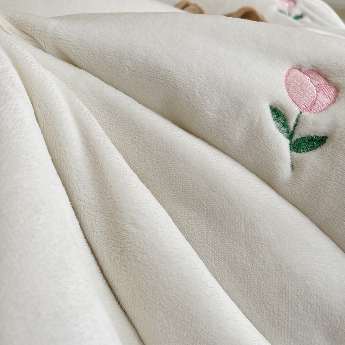 91家纺网 家纺一手货源 找家纺 茉保家纺 2025新款高克重9.5斤婴儿绒牛奶绒绣花夹棉床盖四件套 郁金香-白拼咖