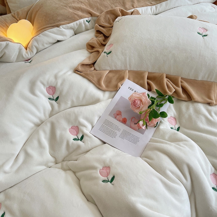 91家纺网 家纺一手货源 找家纺 茉保家纺 2025新款高克重9.5斤婴儿绒牛奶绒绣花夹棉床盖四件套 郁金香-白拼咖