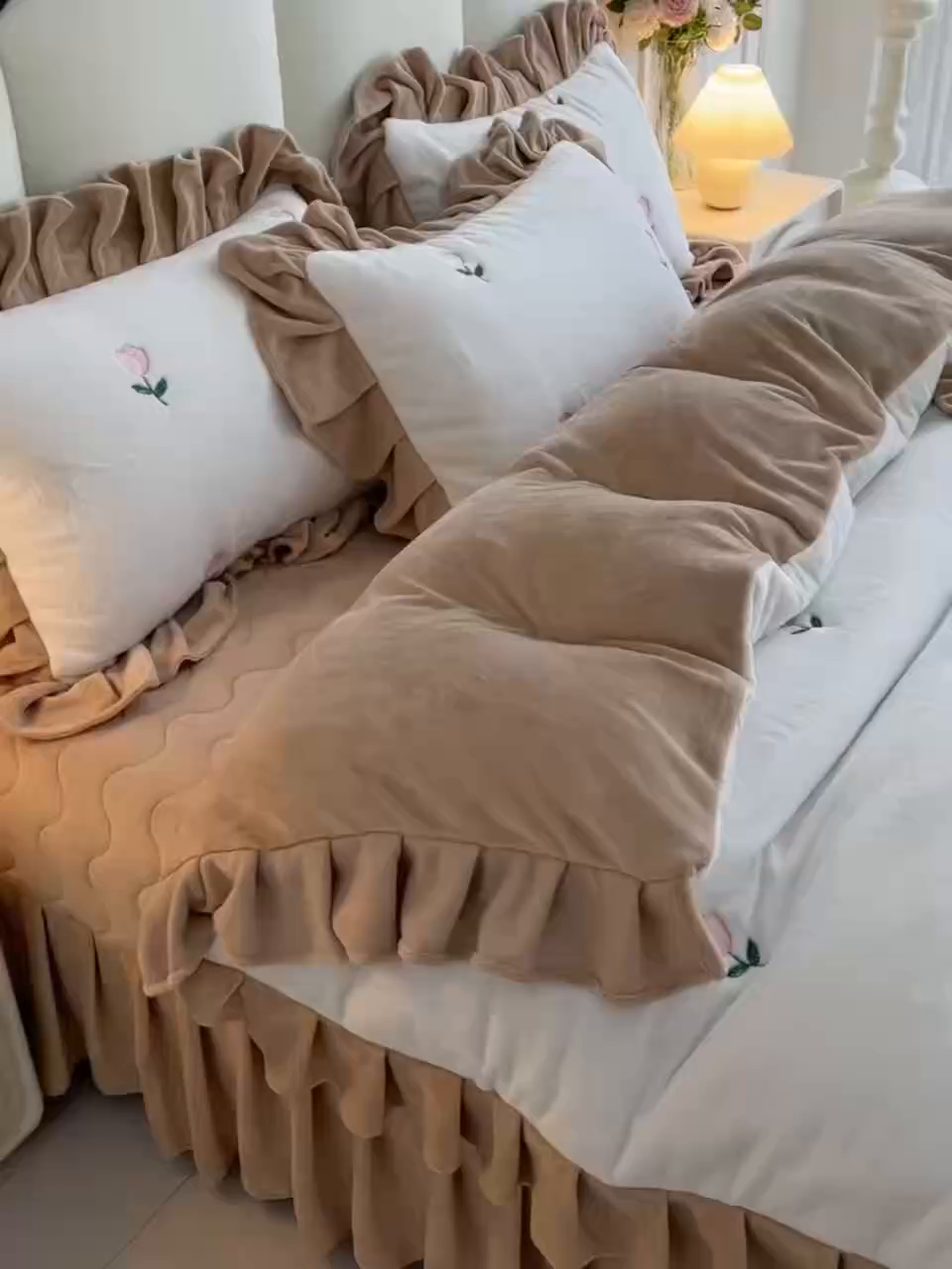 91家纺网 家纺一手货源 找家纺 茉保家纺 2025新款高克重9.5斤婴儿绒牛奶绒绣花夹棉床盖四件套 郁金香-白拼咖