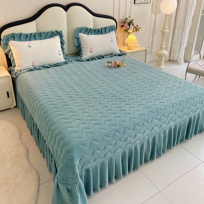 91家纺网 家纺一手货源 找家纺 茉保家纺 2025新款高克重9.5斤婴儿绒牛奶绒绣花夹棉床盖四件套 郁金香-白拼蓝