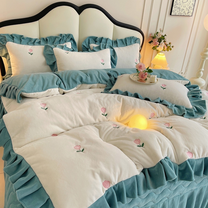 91家纺网 家纺一手货源 找家纺 茉保家纺 2025新款高克重9.5斤婴儿绒牛奶绒绣花夹棉床盖四件套 郁金香-白拼蓝