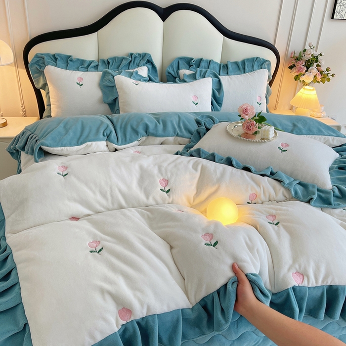 91家纺网 家纺一手货源 找家纺 茉保家纺 2025新款高克重9.5斤婴儿绒牛奶绒绣花夹棉床盖四件套 郁金香-白拼蓝