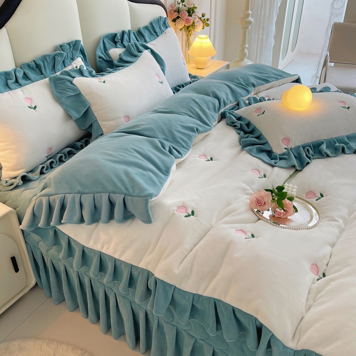 91家纺网 家纺一手货源 找家纺 茉保家纺 2025新款高克重9.5斤婴儿绒牛奶绒绣花夹棉床盖四件套 郁金香-白拼蓝