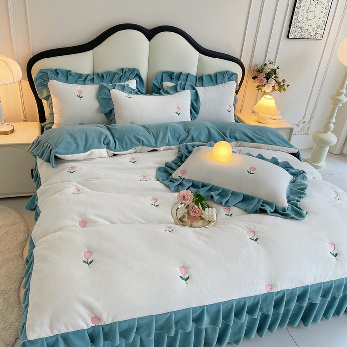 91家纺网 家纺一手货源 找家纺 茉保家纺 2025新款高克重9.5斤婴儿绒牛奶绒绣花夹棉床盖四件套 郁金香-白拼蓝