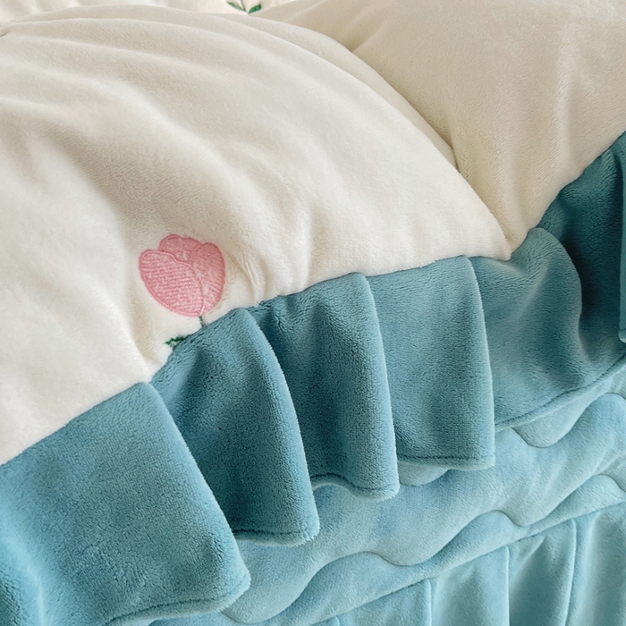 91家纺网 家纺一手货源 找家纺 茉保家纺 2025新款高克重9.5斤婴儿绒牛奶绒绣花夹棉床盖四件套 郁金香-白拼蓝