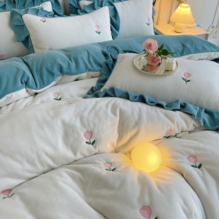 91家纺网 家纺一手货源 找家纺 茉保家纺 2025新款高克重9.5斤婴儿绒牛奶绒绣花夹棉床盖四件套 郁金香-白拼蓝