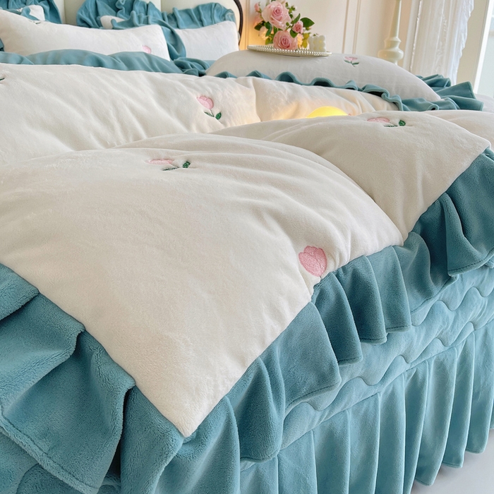 91家纺网 家纺一手货源 找家纺 茉保家纺 2025新款高克重9.5斤婴儿绒牛奶绒绣花夹棉床盖四件套 郁金香-白拼蓝