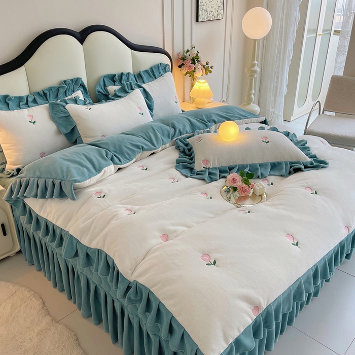 91家纺网 家纺一手货源 找家纺 茉保家纺 2025新款高克重9.5斤婴儿绒牛奶绒绣花夹棉床盖四件套 郁金香-白拼蓝