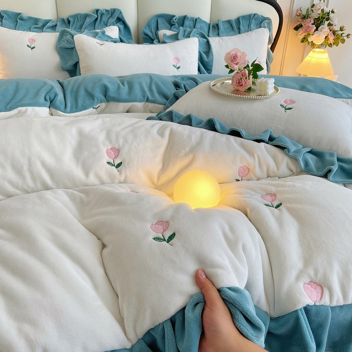 91家纺网 家纺一手货源 找家纺 茉保家纺 2025新款高克重9.5斤婴儿绒牛奶绒绣花夹棉床盖四件套 郁金香-白拼蓝