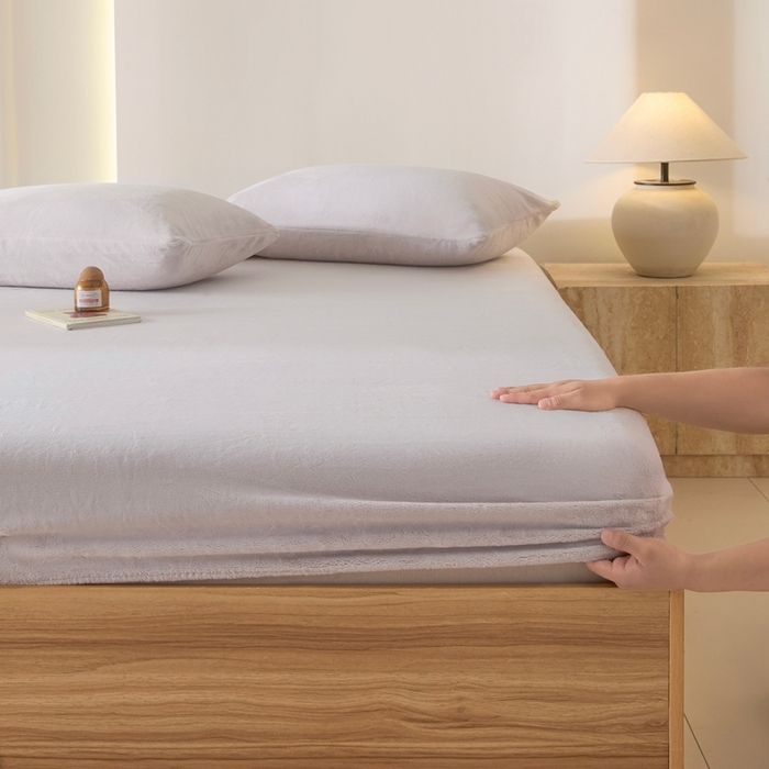 91家纺网 家纺一手货源 找家纺 小叮当家纺仓储工厂店 2025新款牛奶绒简约纯色单床笠 床笠单件 浅米灰-cl