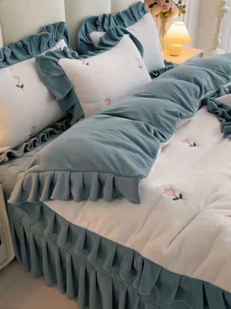 91家纺网 家纺一手货源 找家纺 茉保家纺 2025新款高克重9.5斤婴儿绒牛奶绒绣花夹棉床盖四件套 郁金香-白拼蓝