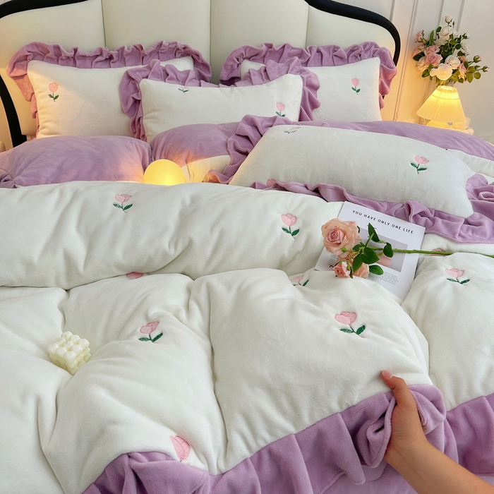 91家纺网 家纺一手货源 找家纺 茉保家纺 2025新款高克重9.5斤婴儿绒牛奶绒绣花夹棉床盖四件套 郁金香-白拼紫