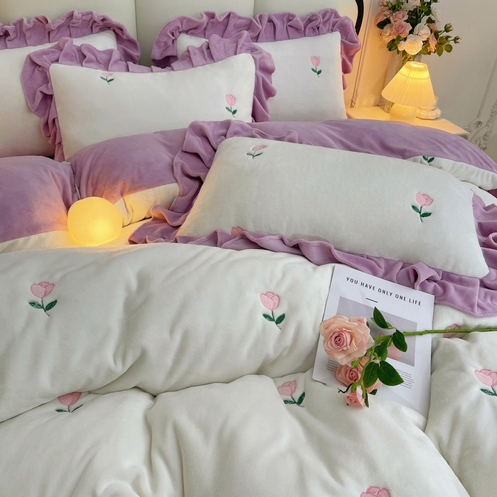 91家纺网 家纺一手货源 找家纺 茉保家纺 2025新款高克重9.5斤婴儿绒牛奶绒绣花夹棉床盖四件套 郁金香-白拼紫