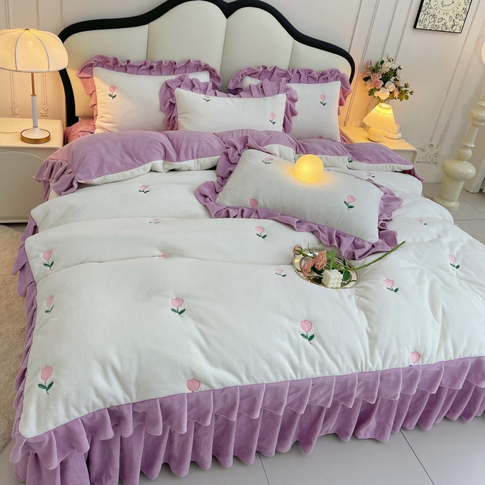 91家纺网 家纺一手货源 找家纺 茉保家纺 2025新款高克重9.5斤婴儿绒牛奶绒绣花夹棉床盖四件套 郁金香-白拼紫