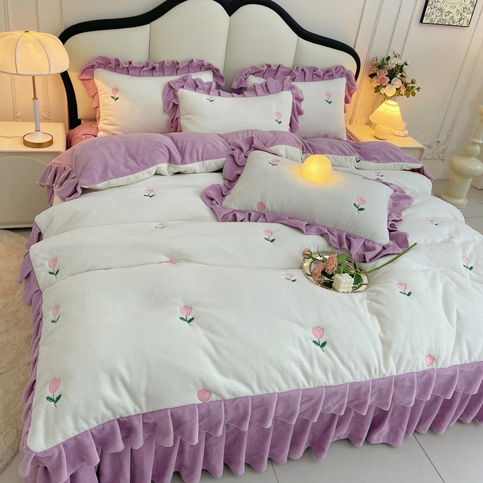 91家纺网 家纺一手货源 找家纺 茉保家纺 2025新款高克重9.5斤婴儿绒牛奶绒绣花夹棉床盖四件套 郁金香-白拼紫