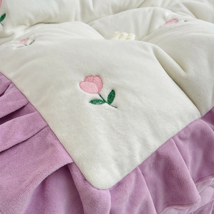 91家纺网 家纺一手货源 找家纺 茉保家纺 2025新款高克重9.5斤婴儿绒牛奶绒绣花夹棉床盖四件套 郁金香-白拼紫