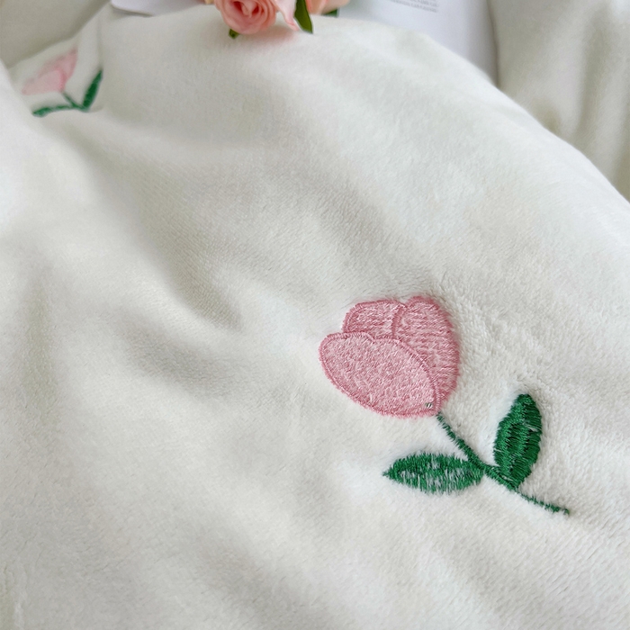 91家纺网 家纺一手货源 找家纺 茉保家纺 2025新款高克重9.5斤婴儿绒牛奶绒绣花夹棉床盖四件套 郁金香-白拼紫