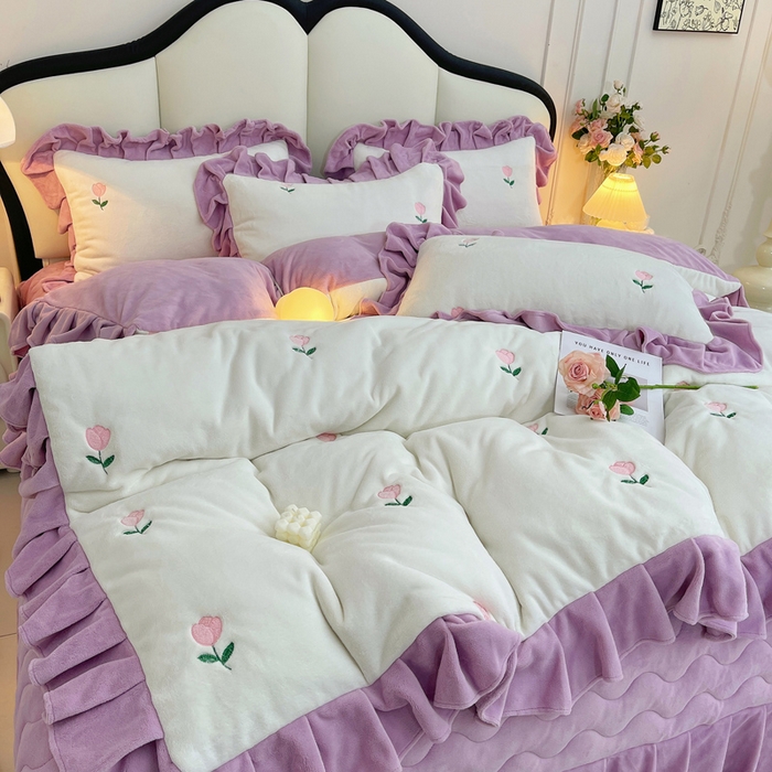 91家纺网 家纺一手货源 找家纺 茉保家纺 2025新款高克重9.5斤婴儿绒牛奶绒绣花夹棉床盖四件套 郁金香-白拼紫