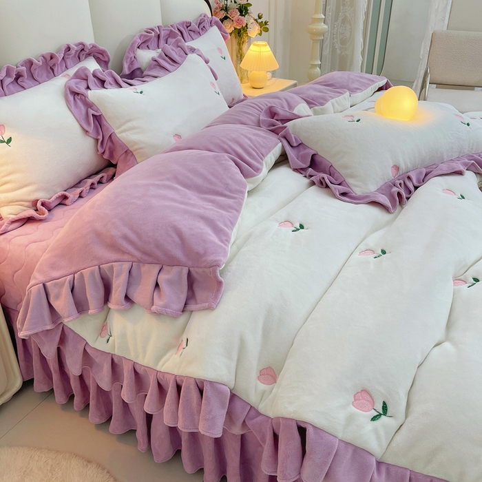 91家纺网 家纺一手货源 找家纺 茉保家纺 2025新款高克重9.5斤婴儿绒牛奶绒绣花夹棉床盖四件套 郁金香-白拼紫