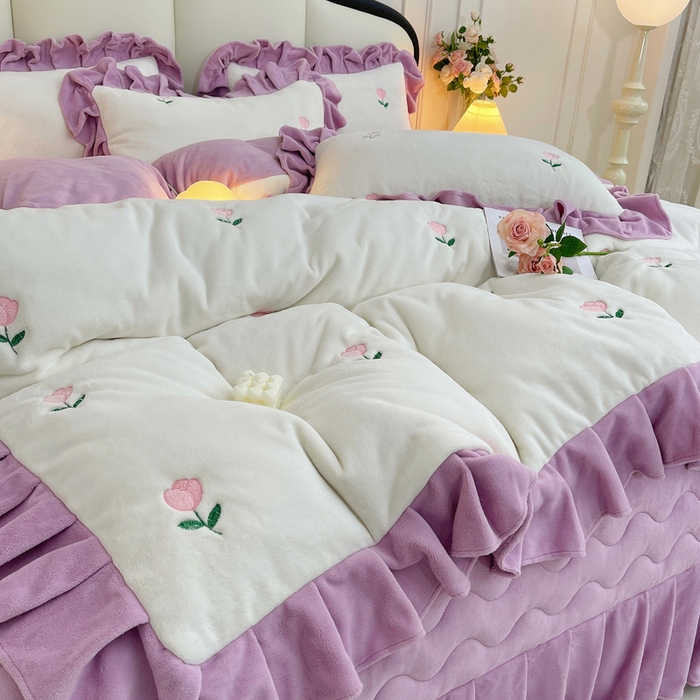91家纺网 家纺一手货源 找家纺 茉保家纺 2025新款高克重9.5斤婴儿绒牛奶绒绣花夹棉床盖四件套 郁金香-白拼紫