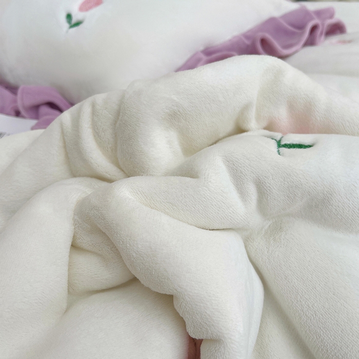 91家纺网 家纺一手货源 找家纺 茉保家纺 2025新款高克重9.5斤婴儿绒牛奶绒绣花夹棉床盖四件套 郁金香-白拼紫