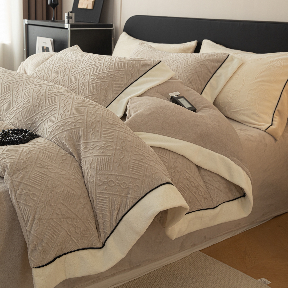 91家纺网 家纺一手货源 找家纺 （总）典曼家纺 2025新款A类纯色雕花牛奶绒四件套