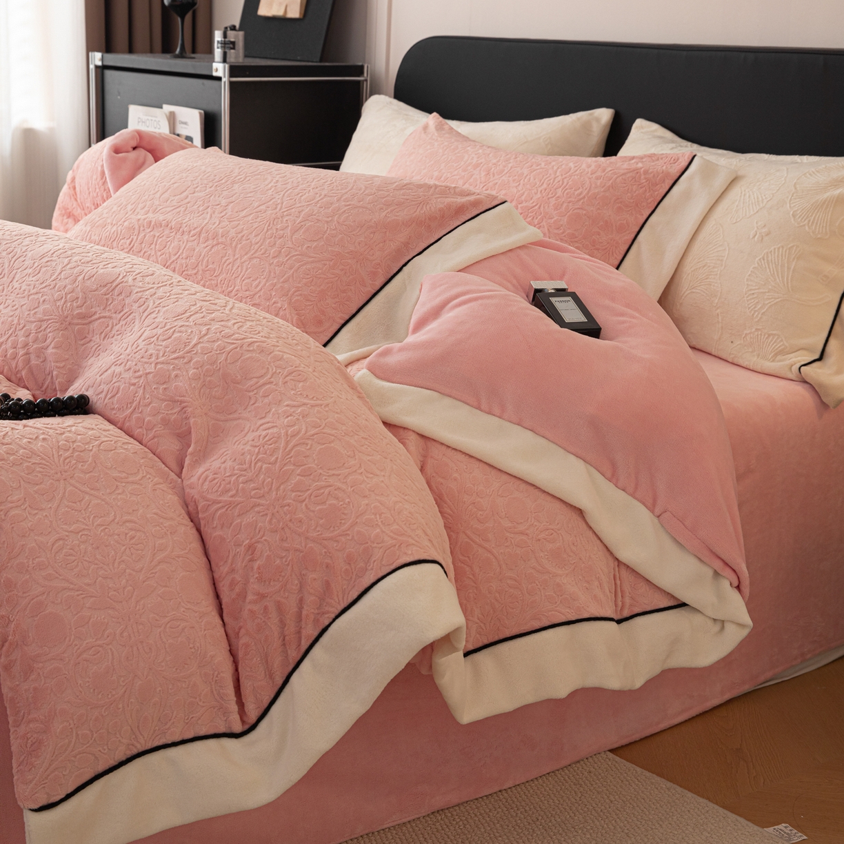 91家纺网 家纺一手货源 找家纺 （总）典曼家纺 2025新款A类纯色雕花牛奶绒四件套