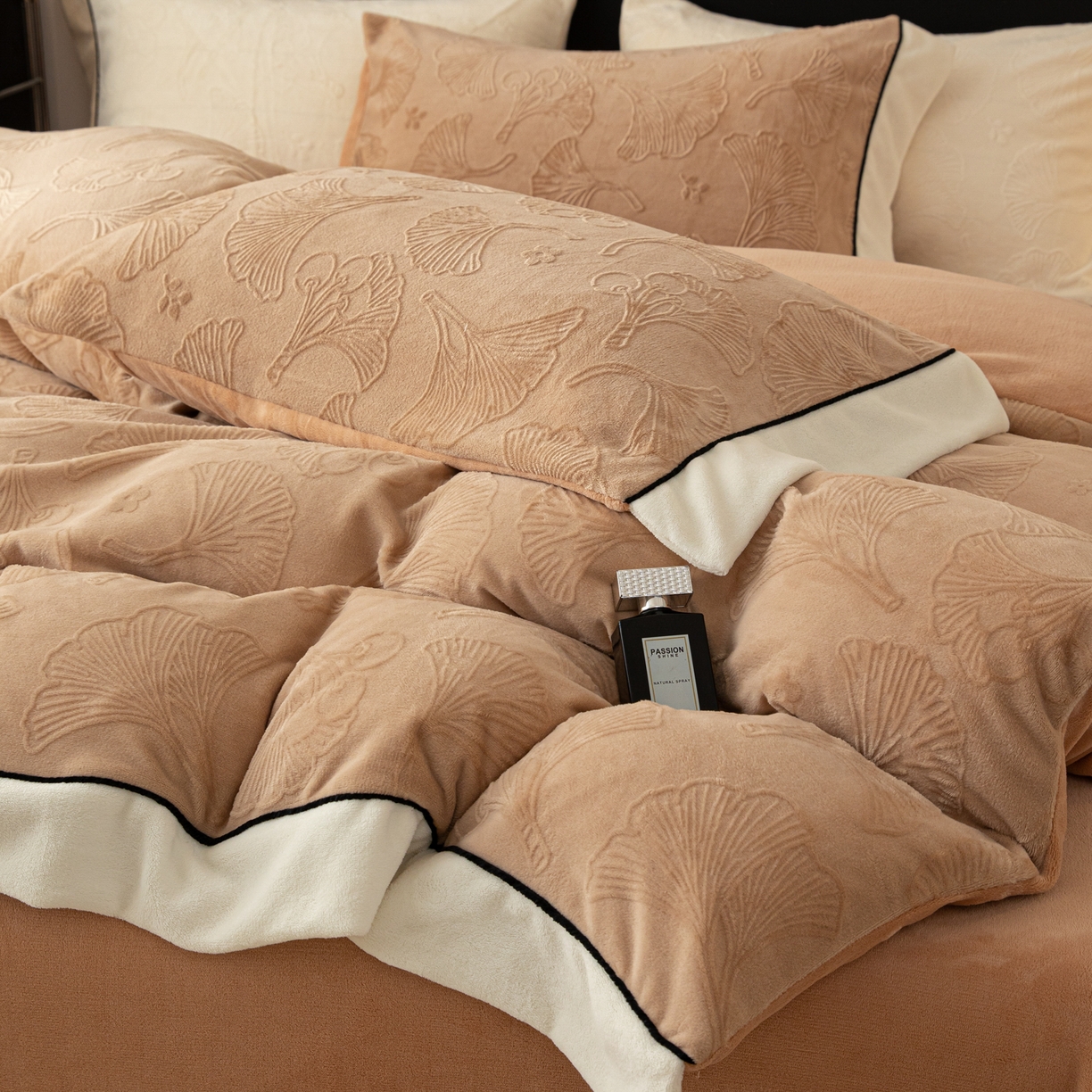 91家纺网 家纺一手货源 找家纺 （总）典曼家纺 2025新款A类纯色雕花牛奶绒四件套