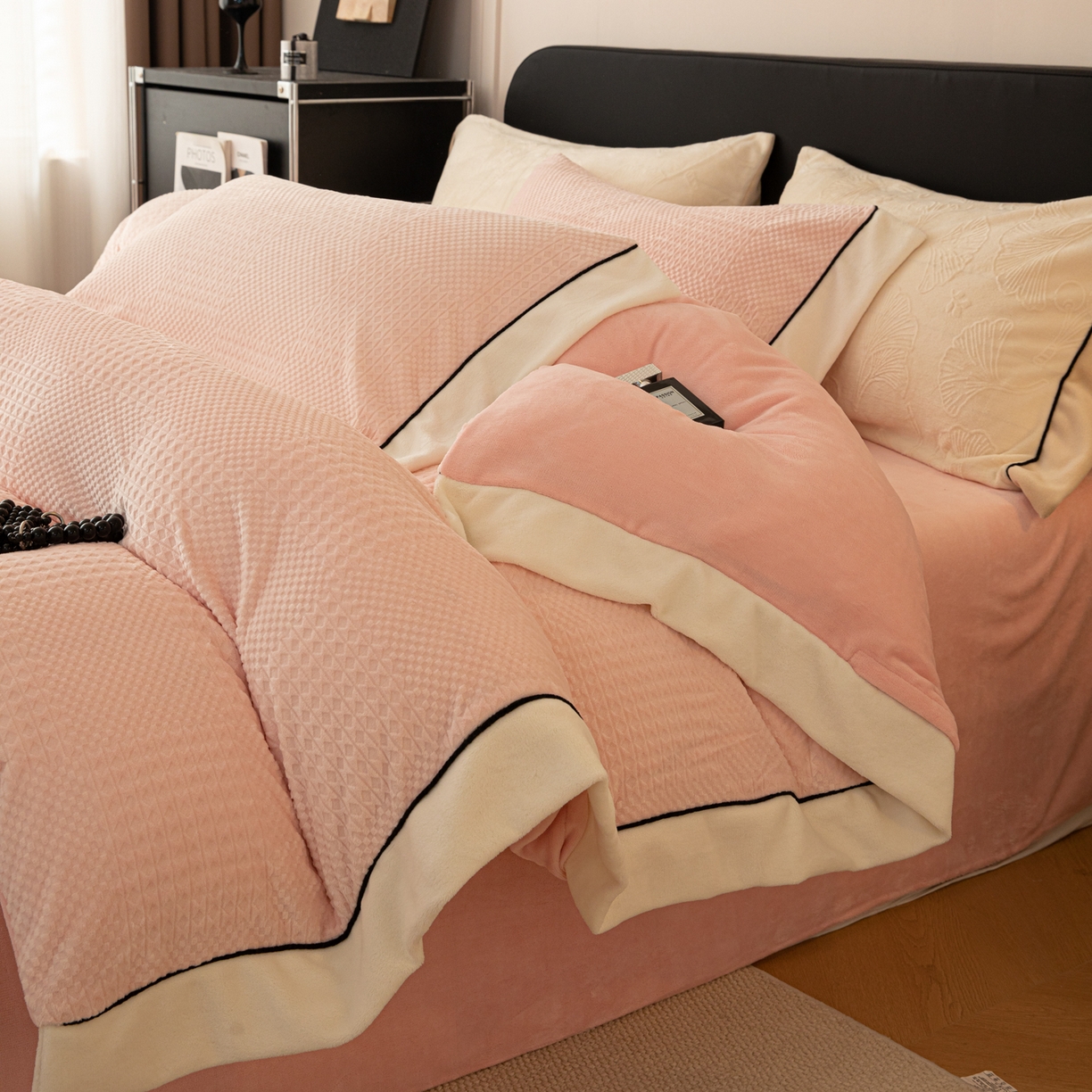 91家纺网 家纺一手货源 找家纺 （总）典曼家纺 2025新款A类纯色雕花牛奶绒四件套