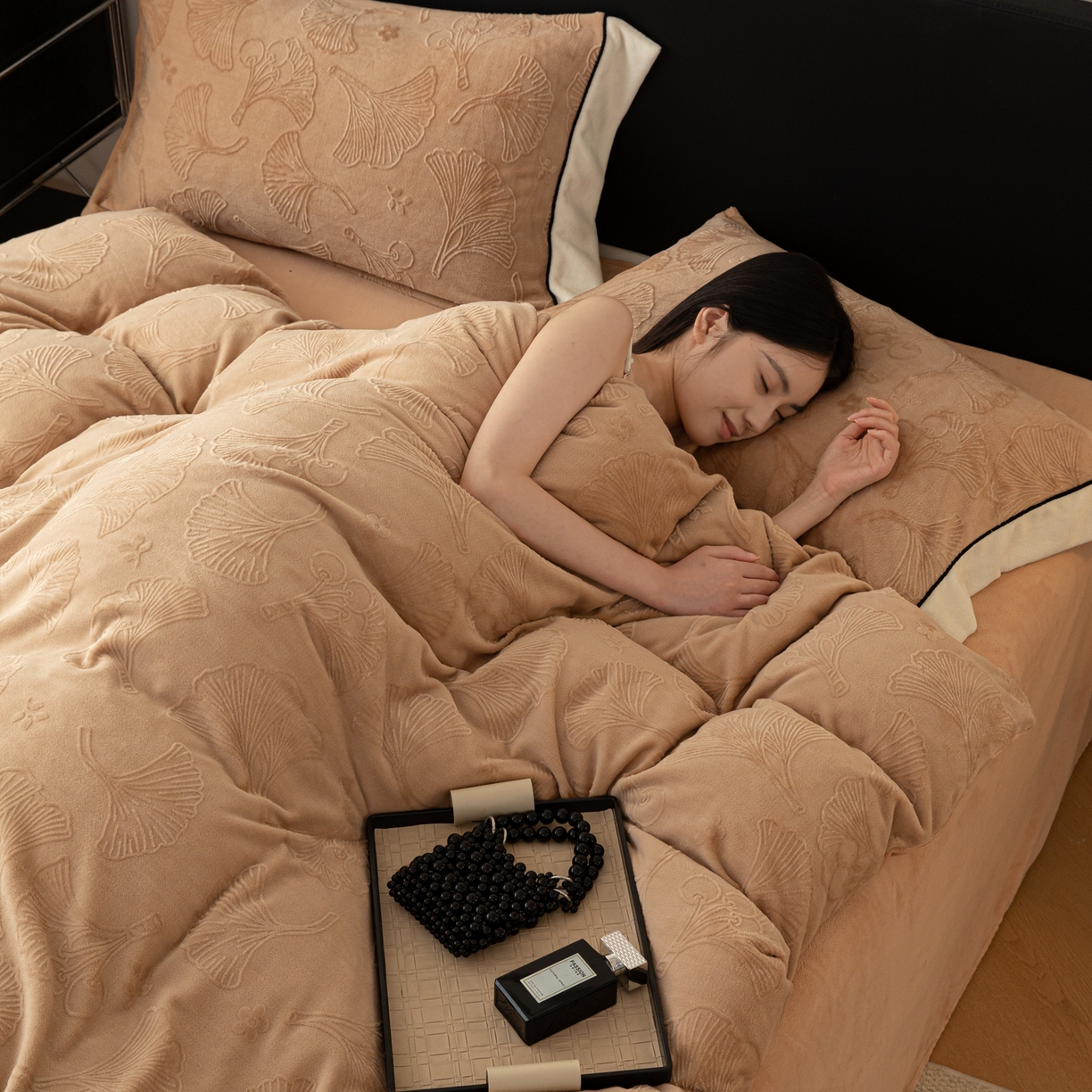 91家纺网 家纺一手货源 找家纺 典曼家纺 2025新款A类纯色雕花牛奶绒四件套 银杏叶-褐