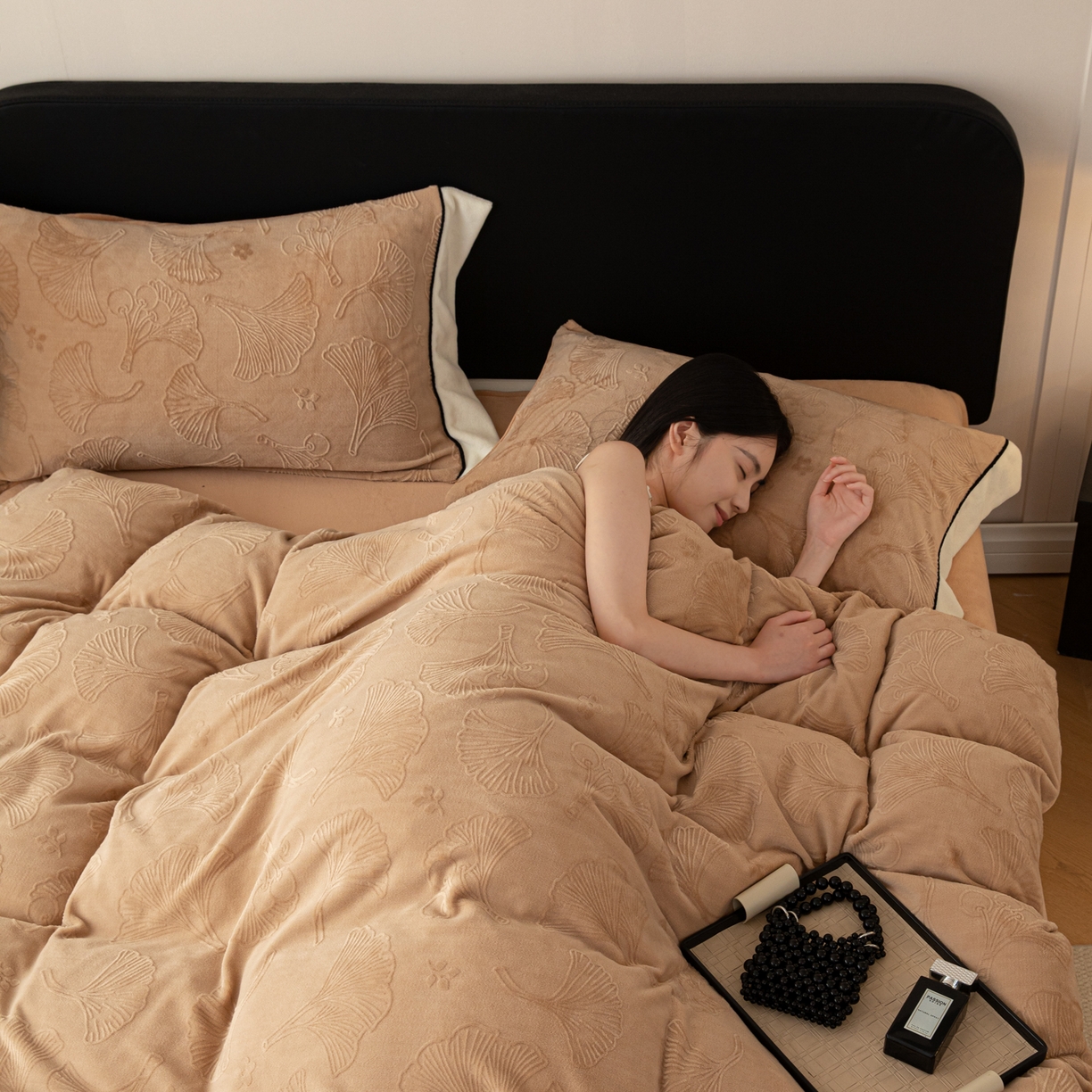 91家纺网 家纺一手货源 找家纺 典曼家纺 2025新款A类纯色雕花牛奶绒四件套 银杏叶-褐