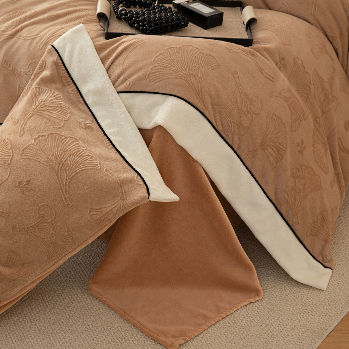 91家纺网 家纺一手货源 找家纺 典曼家纺 2025新款A类纯色雕花牛奶绒四件套 银杏叶-褐